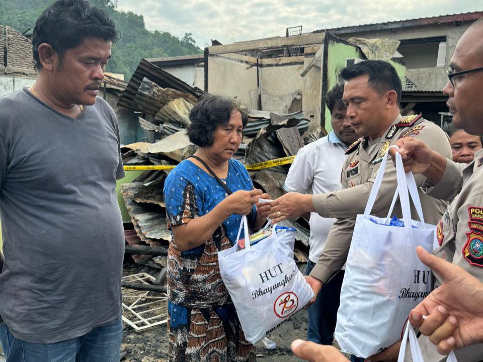 Kapolres Tapteng Bantu Sembako Kepada Korban Kebakaran