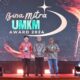 Direktur Smartfren, Marco Sumampouw (kiri) bersama Sugeng Paijo (kanan, pendiri "Jajanan Mamake" UMKM Binaan Smartfren di Cilacap, Jawa Tengah, menerima penghargaan Bina Mitra UMKM Awards 2024.