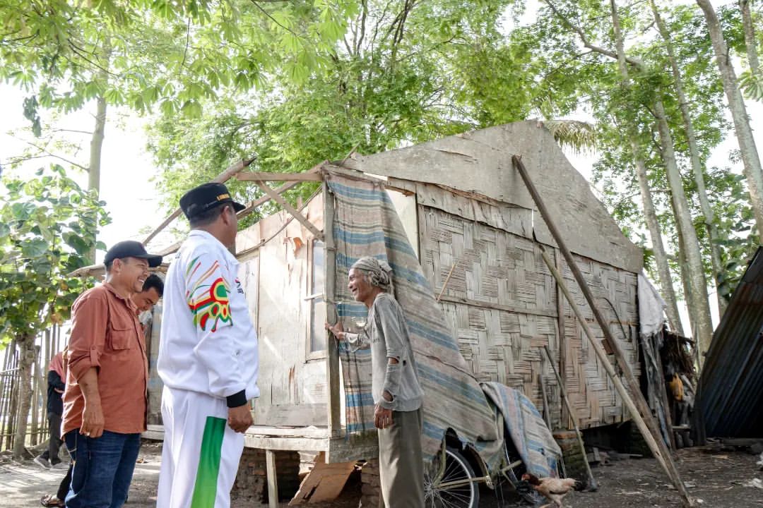 Bupati Sergai Kunjungi Korban Angin Puting Beliung