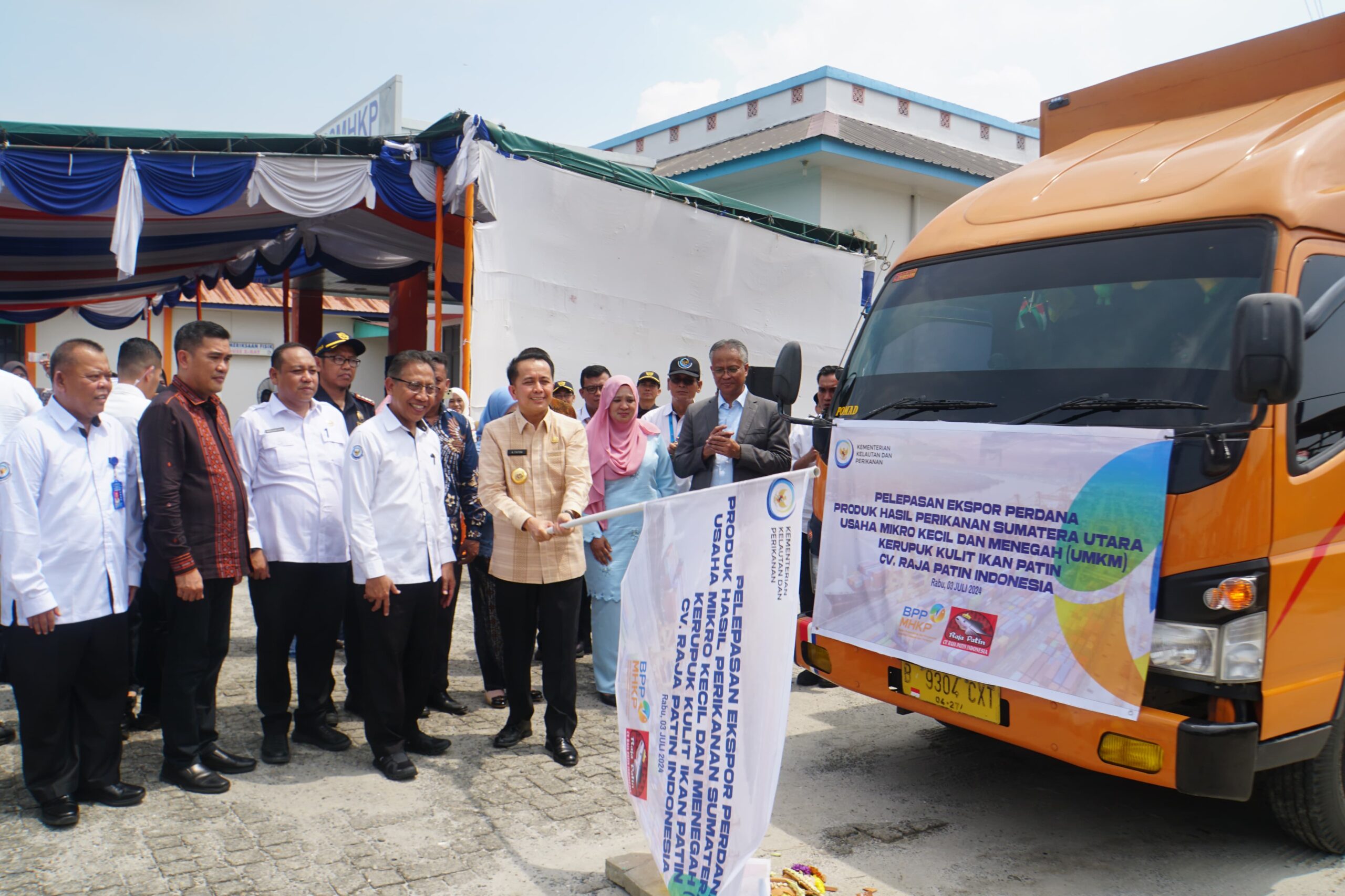 Pejabat (Pj) Gubernur Sumatera Utara (Sumut) Agus Fatoni melepas ekspor perdana kerupuk kulit ikan patin produksi CV Raja Patin Indonesia binaan Pertamina ke Malaysia.