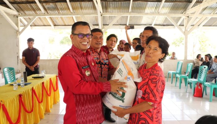 Pemkab Toba Serahkan Bantuan Beras Cadangan Pemerintah