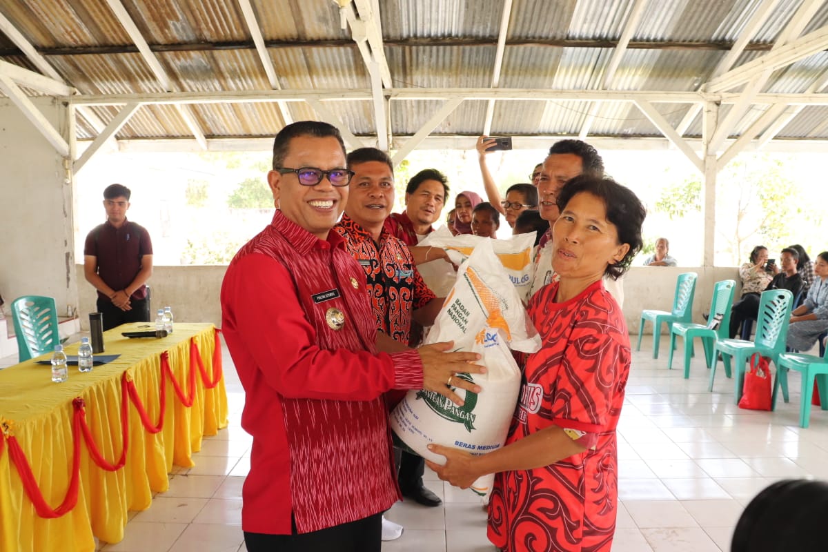 Pemkab Toba Serahkan Bantuan Beras Cadangan Pemerintah