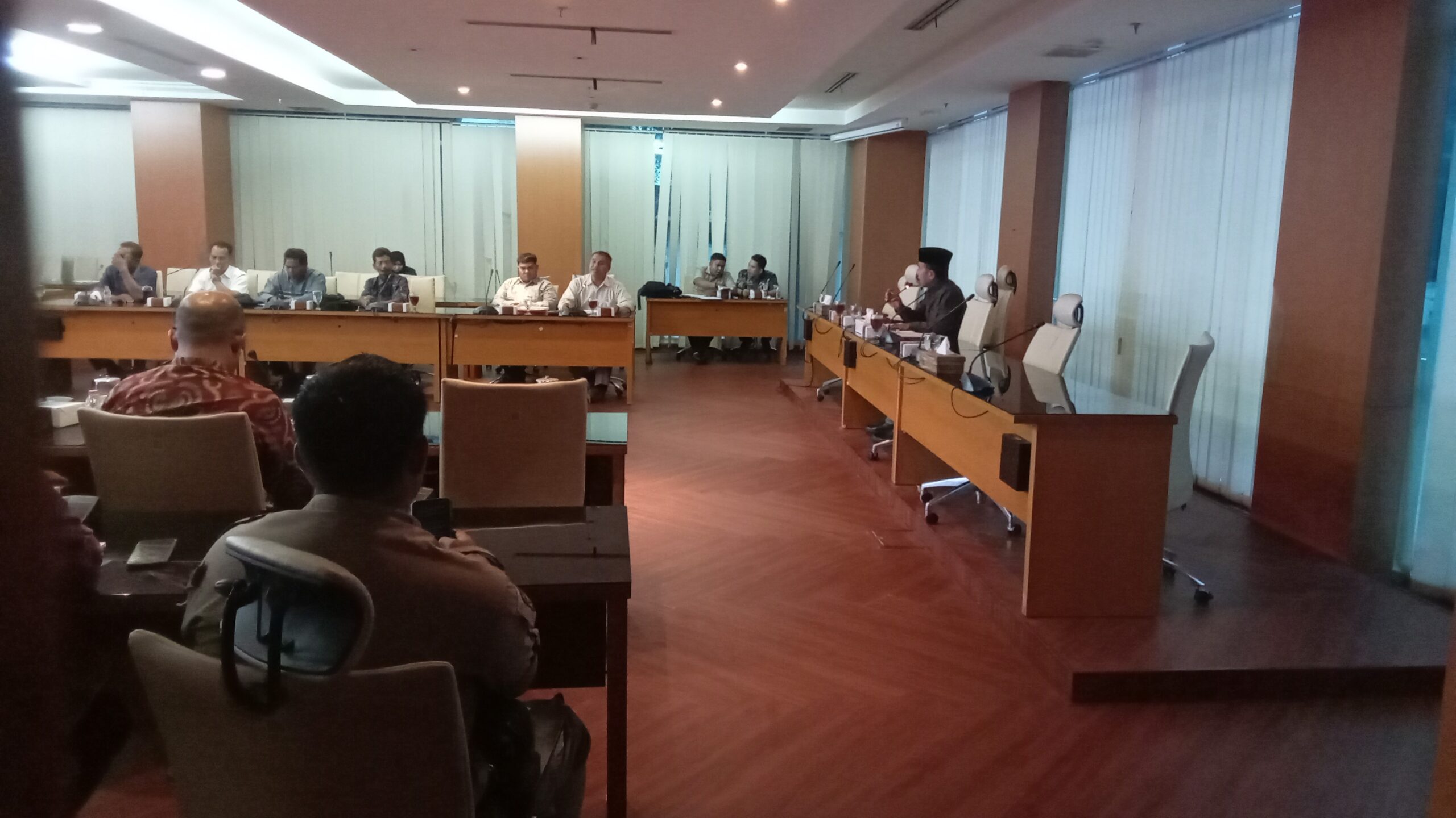 ANGGOTA Komisi B DPRD Sumut H Akhiruddin memimpin rapat dengan perwakilan masyarakat Pematang Biara, Dusun II, Kecamatan Pantai, dipimpin Hendri, dan mewakili dinas terkait Deli Serdang, di ruang dewan, Kamis (4/7). Waspada/Partono Budy