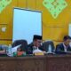 WAKIL Ketua DPRK Aceh Tamiang, Muhammad Nur yang turut didampingin Ketua DPRK Aceh Tamiang, Suprianto dan Wakil Ketua DPRK Aceh Tamiang, Fadlon pada rapat paripurna Penetapan program Legislasi Pemkab Aceh Tamiang prioritas tahn 2024 di gedung DPRK setempat, Senin (1/7/2024). Waspada/Muhammad Hanafiah