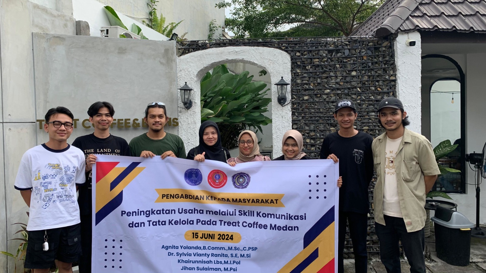 Dosen UMA Latih Skill Komunikasi Karyawan Treat Coffee Medan
