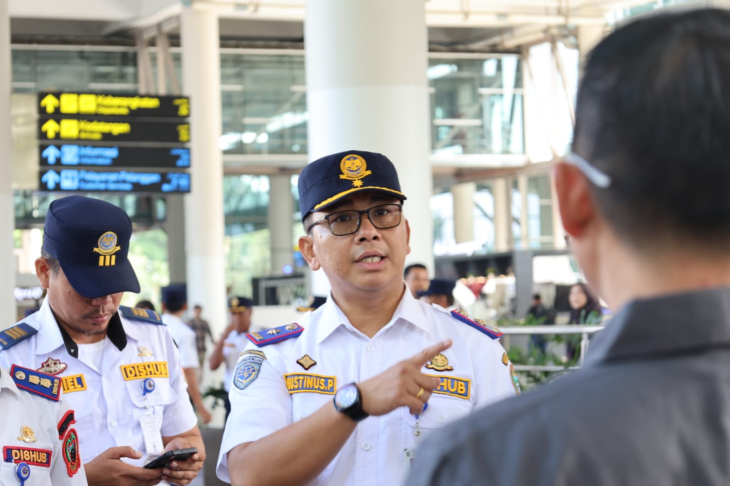 KADISHUB Sumut, Agustinus Panjaitan melaksanakan simulasi penjemputan atlet, official, dan kontingen untuk Pekan Olahraga Nasional (PON) 2024 di Bandara Internasional Kualanamu, Deli Serdang, Jumat (5/7). Waspada/ist