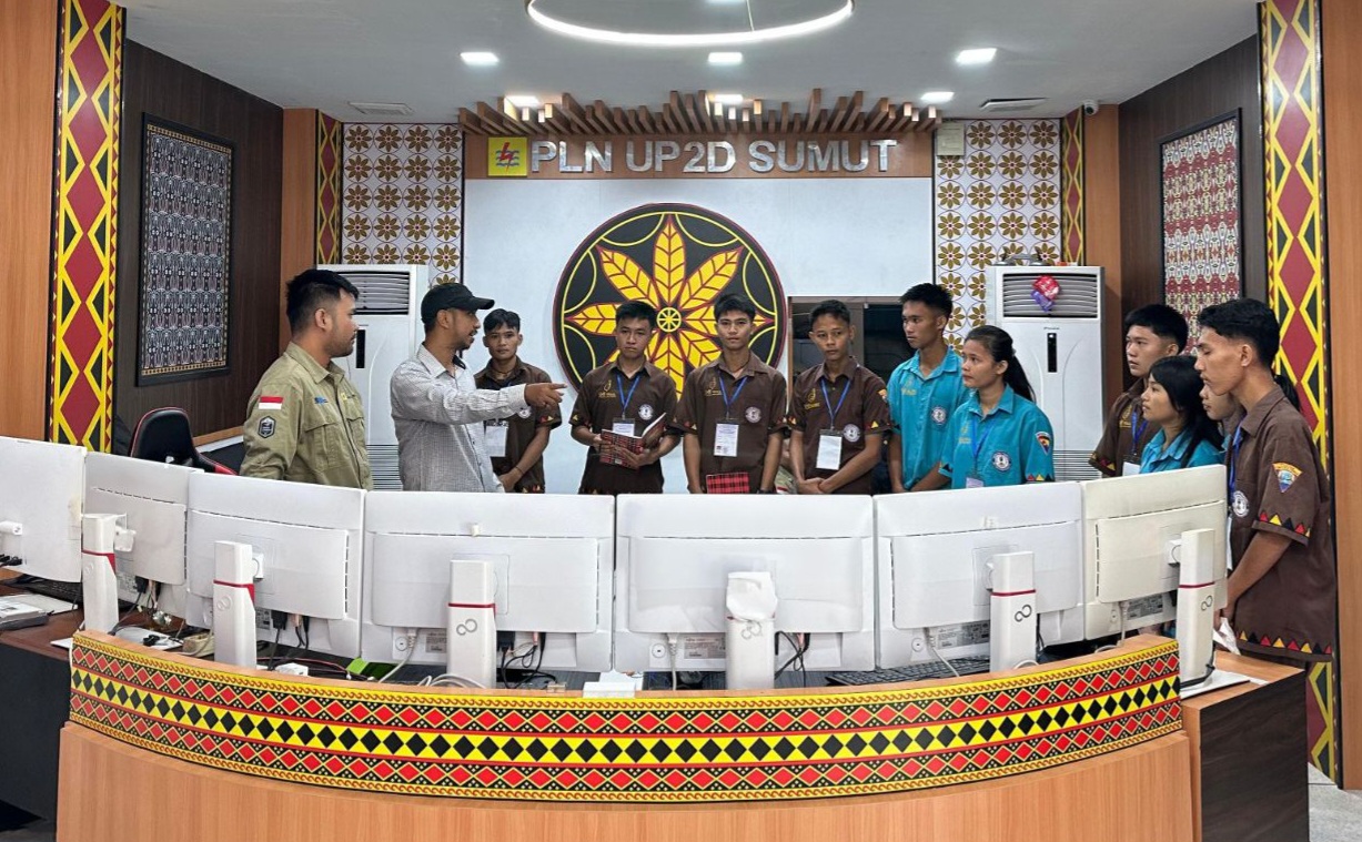 Petugas PLN UP3 Nias sedang menjelaskan upaya yang dilakukan PLN jika terjadi pemadaman di jaringan distribusi 20 kV, Rabu (3/7).