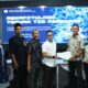 TENAGA pemantau KPID Sumut Arif Fauzan Perdana didampingi Vina Indria Poetri Lubis menyerahkan catatan temuan kepada Ketua KPID Sumut Anggia Ramadhan didampingi komisioner KPID Sumut lainnya. Waspada/Ist