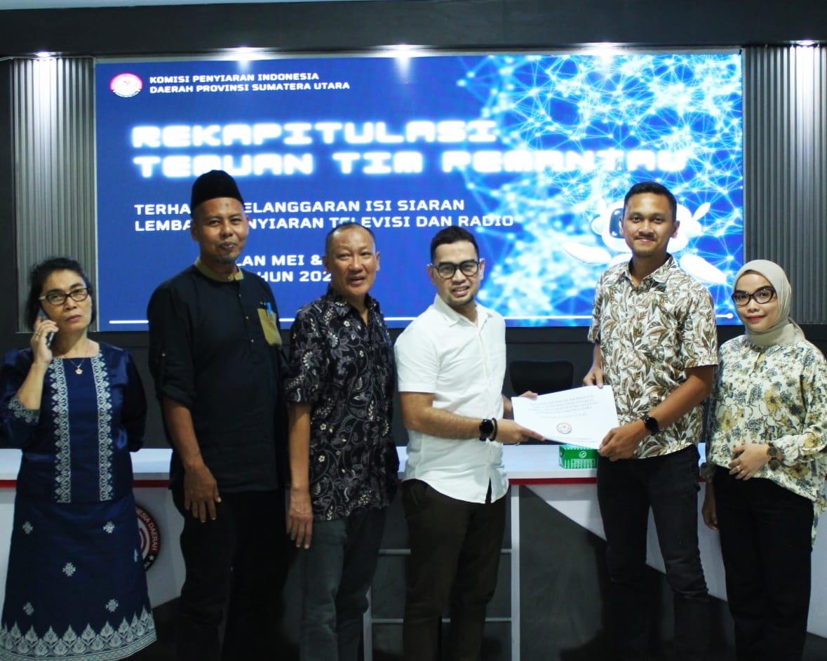 TENAGA pemantau KPID Sumut Arif Fauzan Perdana didampingi Vina Indria Poetri Lubis menyerahkan catatan temuan kepada Ketua KPID Sumut Anggia Ramadhan didampingi komisioner KPID Sumut lainnya. Waspada/Ist