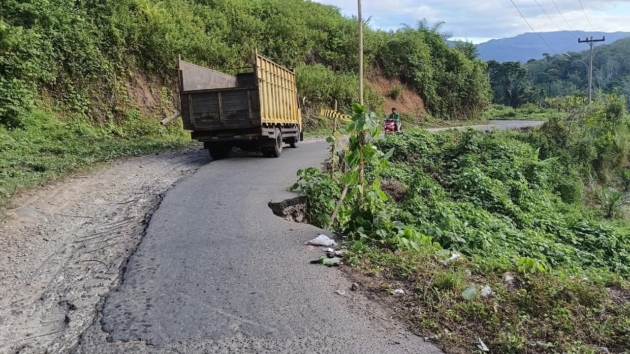 Pemkab Tapsel Terkesan Abaikan Kerusakan Jalan Simarpinggan Pemkab Tapsel Terkesan Abaikan Kerusakan Jalan Simarpinggan