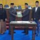 Pj. Bupati Aceh Tamiang Asra dan Ketua DPRK Aceh Tamiang Suprianto menunjukkan berkas tentang pertanggungjawaban pelaksanaan APBK Aceh Tamiang Tahun Anggaran 2023 yang turut disaksikan Wakil Ketua DPRK Aceh Tamiang, Muhammad Nur dan Sekretaris DPRK setempat, Rulina Rita, Selasa (2/7). Waspada/ Muhammad Hanafiah