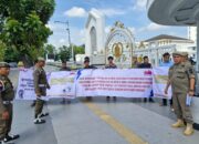 Belasan Massa Bentang Spanduk Desak Pencopotan Kadishub Sumut