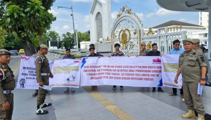 Belasan Massa Bentang Spanduk Desak Pencopotan Kadishub Sumut