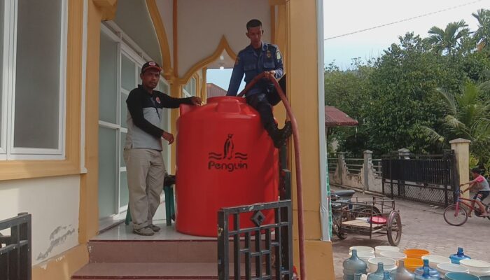 Pemkab Aceh Besar Salurkan 87 Ton Air Bersih Di Lhoknga