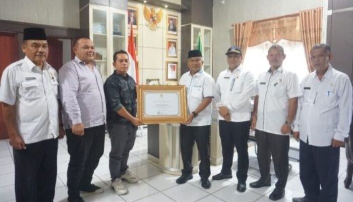 Putra Mahkota, Pengusaha Yang Turut Membantu Korban Banjir Di Batang Lubu Sutam