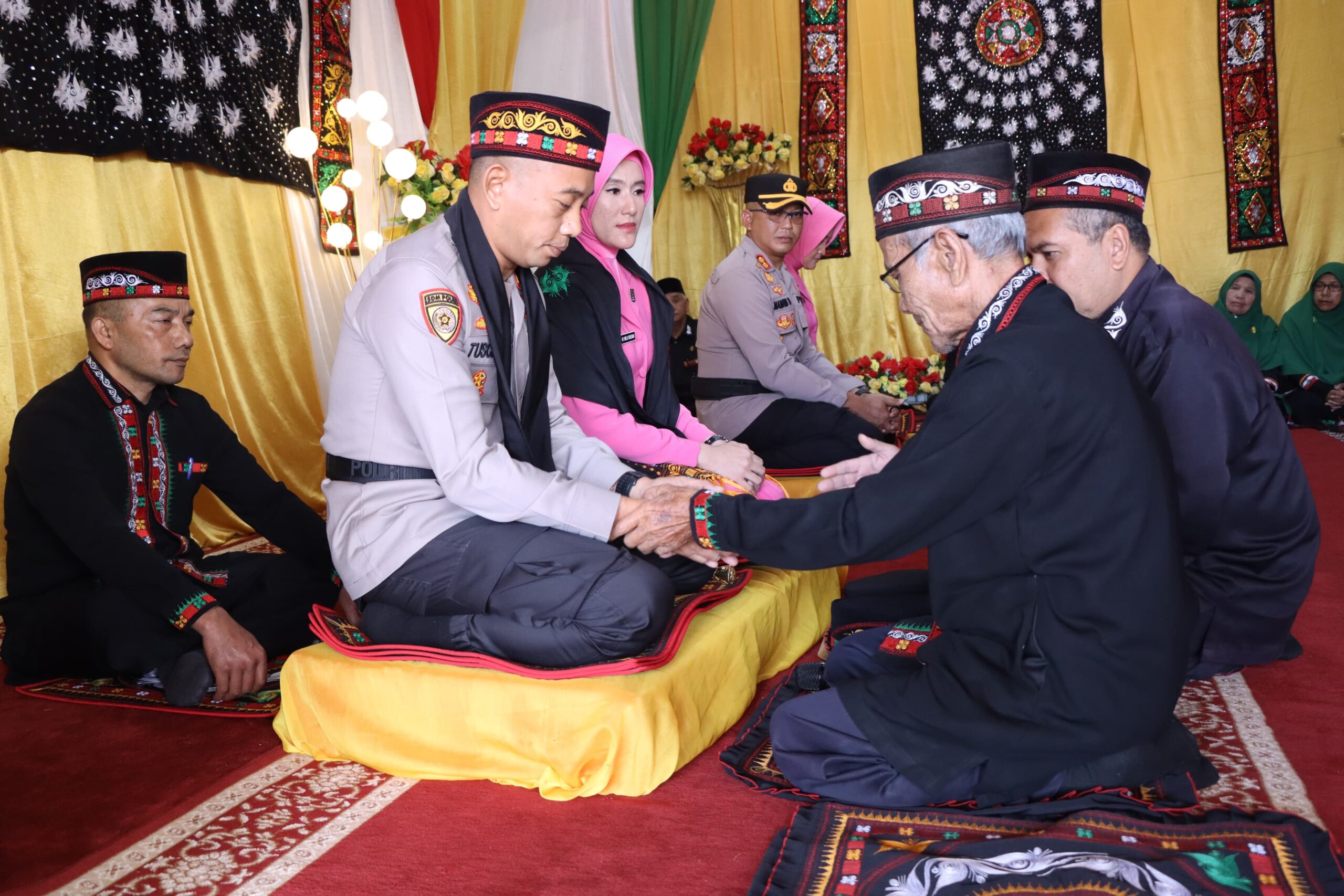 Polres Bener Meriah Sambut Kapolres Baru Dengan Tradisi Pedang Pora
