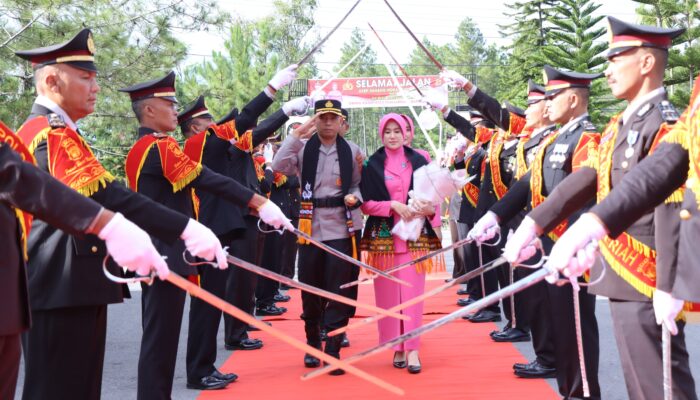 Polres Bener Meriah Sambut Kapolres Baru Dengan Tradisi Pedang Pora