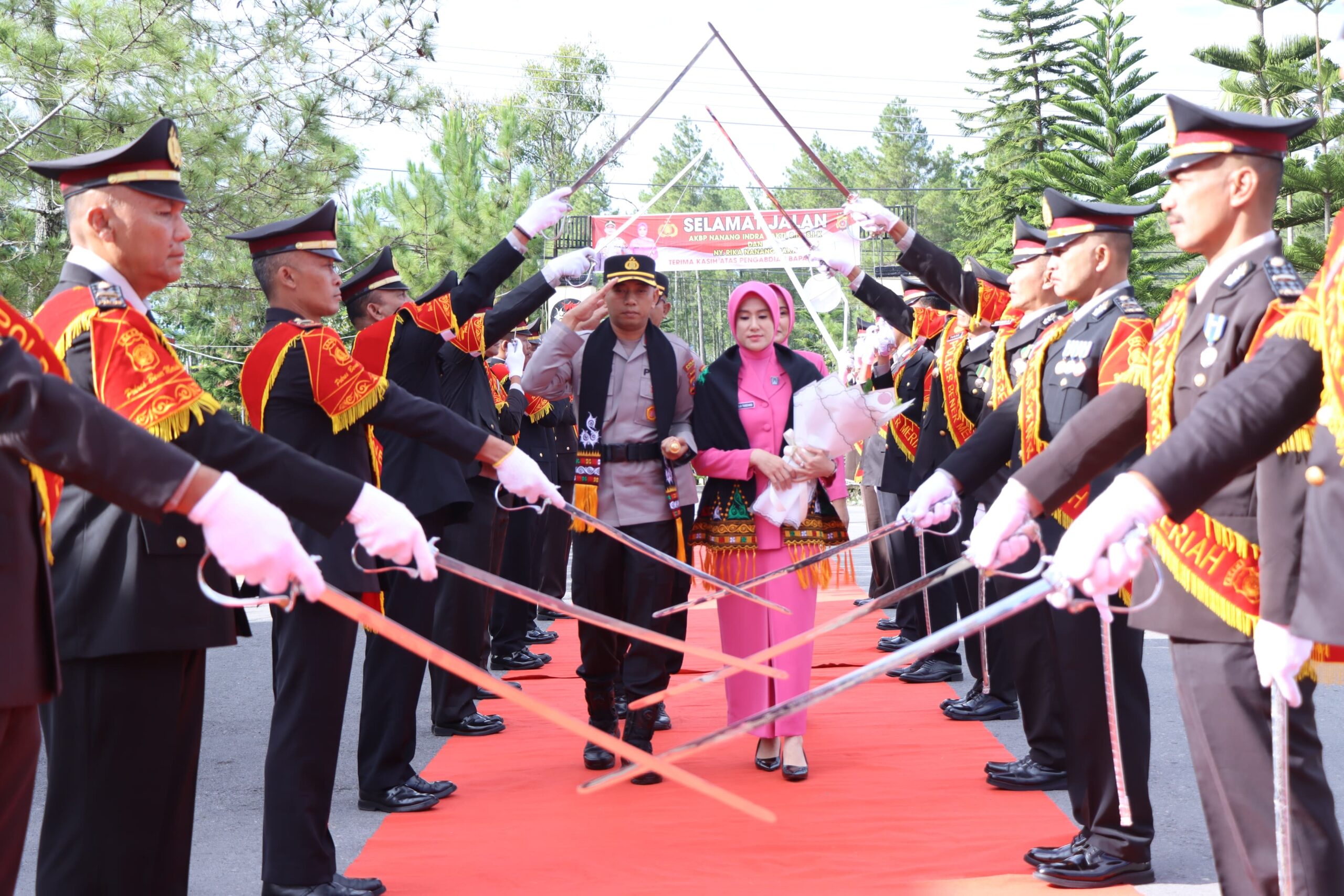 Polres Bener Meriah Sambut Kapolres Baru Dengan Tradisi Pedang Pora