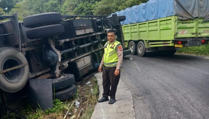 Truk Pengangkut Sepeda Motor Terbalik Di Sidimpuan, Butuh Perhatian