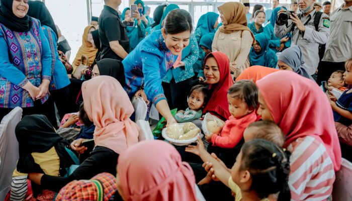 Atasi Stunting Di Medan Marelan, Kahiyang Ayu Beri Makanan Tambahan 34 Anak Stunting