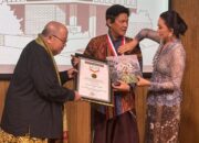 Karya Buku Puisi Wina Armada Sukardi Mendapat Anugerah MURI