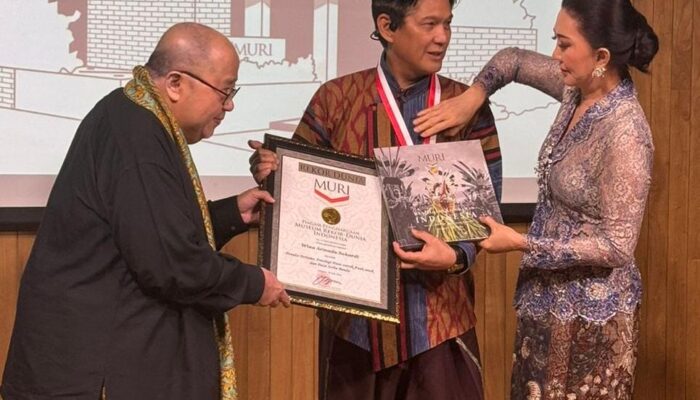 Karya Buku Puisi Wina Armada Sukardi Mendapat Anugerah MURI