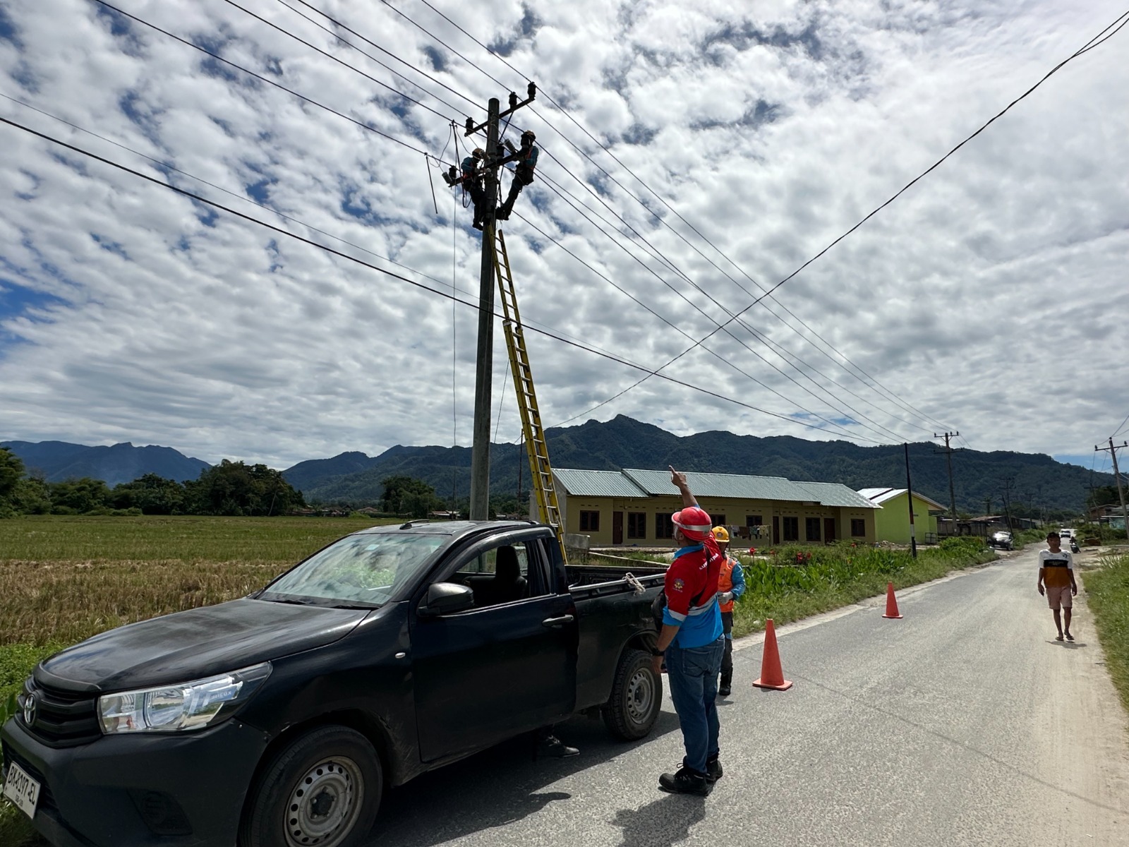 Petugas PLN melakukan penggantian komponen Jaringan Tegangan Menengah (JTM), Sabtu (13/7).