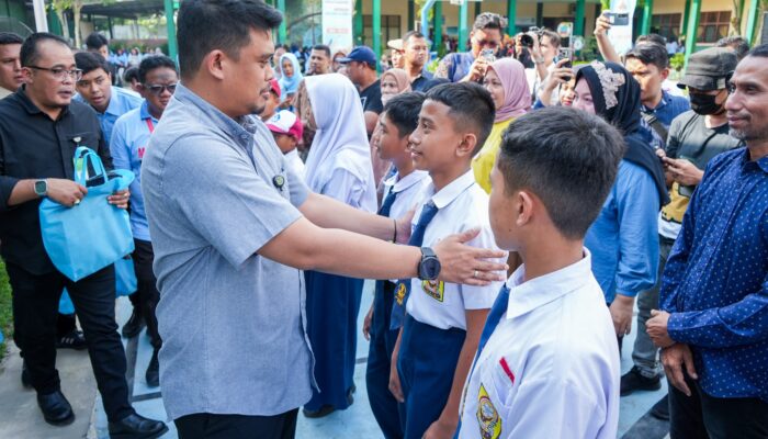 Bagikan 40.000 Seragam & Perlengkapan Sekolah Kepada Siswa/i SD Dan SMP, Wali Kota Medan: Harus Dimanfaatkan Untuk Meringankan Beban Orangtua