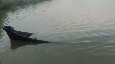 Saat Menuju Sekolah, Sampan Tempel Ditumpangi 13 Siswa Tenggelam Saat Menuju Sekolah, Sampan Tempel Ditumpangi 13 Siswa Tenggelam
