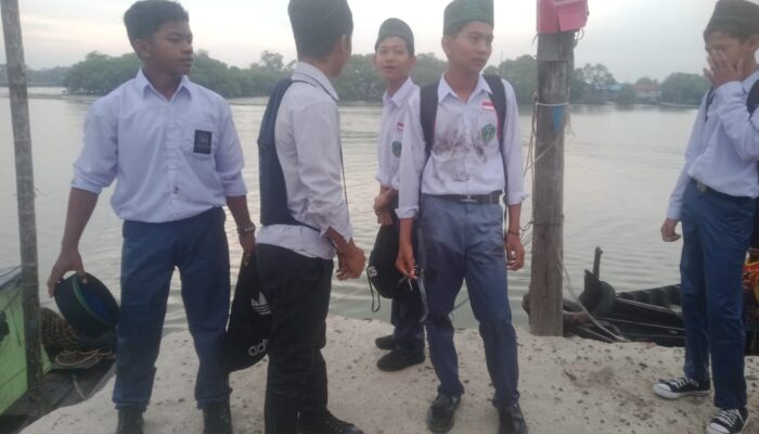 Saat Menuju Sekolah, Sampan Tempel Ditumpangi 13 Siswa Tenggelam