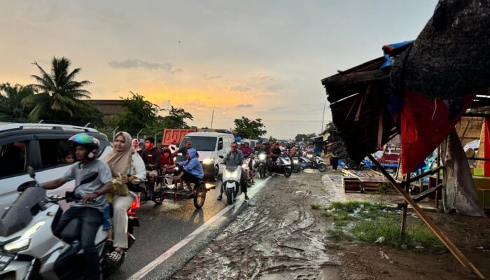 Diterjang Angin Puting Beliung Pasar Kuliner Simpang Rangkaya Porak-poranda