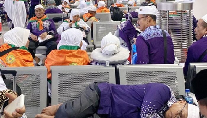 Hampir 15 Jam Delay, Jamaah Kloter 22 Sumut Pilih Tidur Di Bandara Madinah