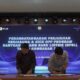 Executive Vice President Penjualan dan Pelayanan Pelanggan Retail (EVP PPR) PT PLN (Persero) Kantor Pusat, Tonny Bellamy (kiri), dengan Dirjen Ketenagalistrikan PPK-2 Wilayah Jawa dan Sumatera, Stefanus Wisnu Nusantoro melakukan penandatanganan perjanjian kerjasama dan kick off program BPBL tahun anggaran 2024, Jumat (19/7).