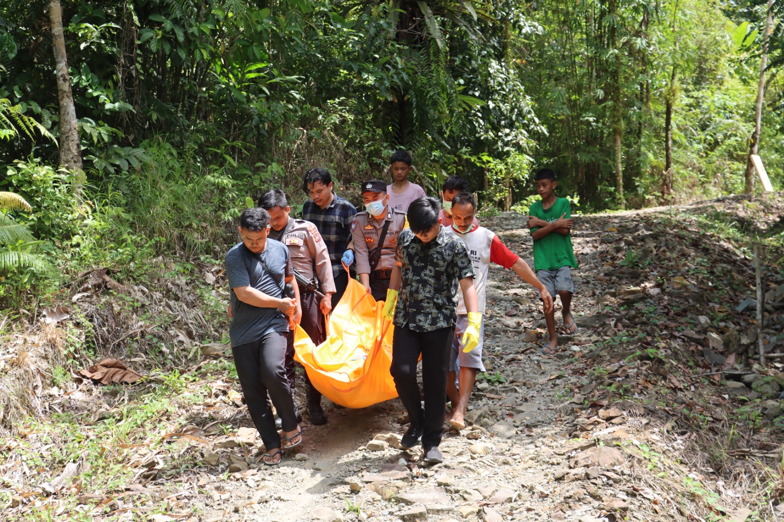 Kapolres Nias Datangi TKP Penemuan Mayat Pria Tua Di Botomuzoi