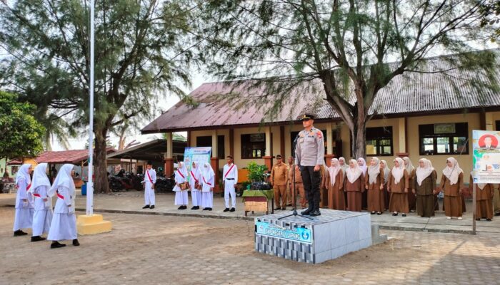 Kapolsubsektor Lapang Pembina Upacara Bendera Di SMPN-1 Lapang