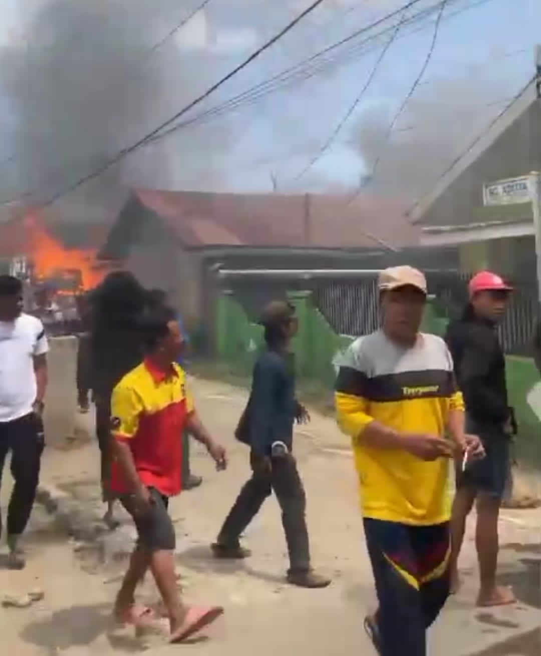 10 Rumah Kontrakan Di Kabanjahe Hangus Terbakar 10 Rumah Kontrakan Di Kabanjahe Hangus Terbakar