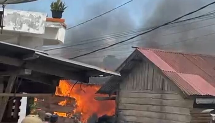 10 Rumah Kontrakan Di Kabanjahe Hangus Terbakar