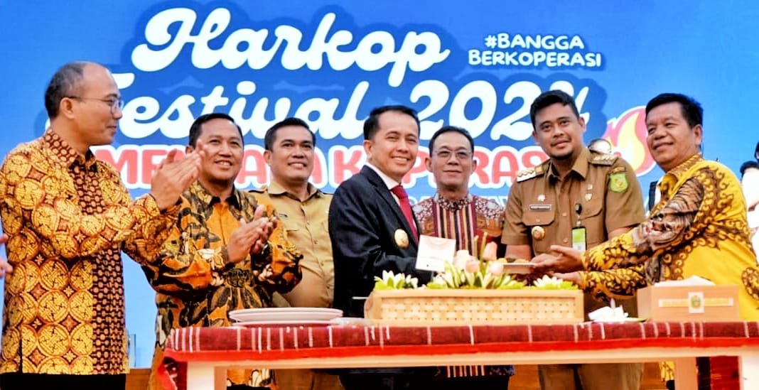 Bupati Simalungun Terima Penghargaan Tokoh Penggerak Koperasi Tingkat Sumut