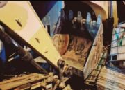 Truk Pengangkut Alat Berat Seruduk Rumah Di Tapsel, 1 Tewas