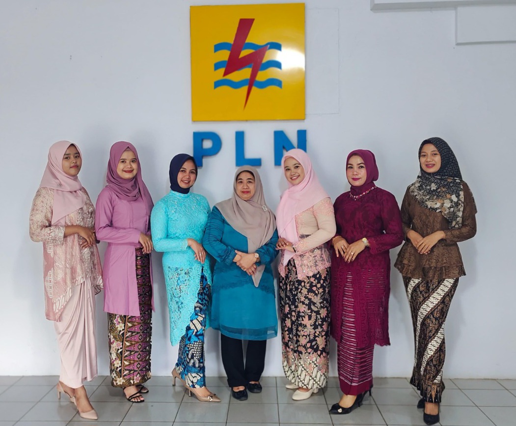 Foto bersama srikandi PLN Unit Pelaksana Pelayanan Pelanggan (UP3) Padangsidimpuan dalam peringatan Hari Kebaya Nasional.