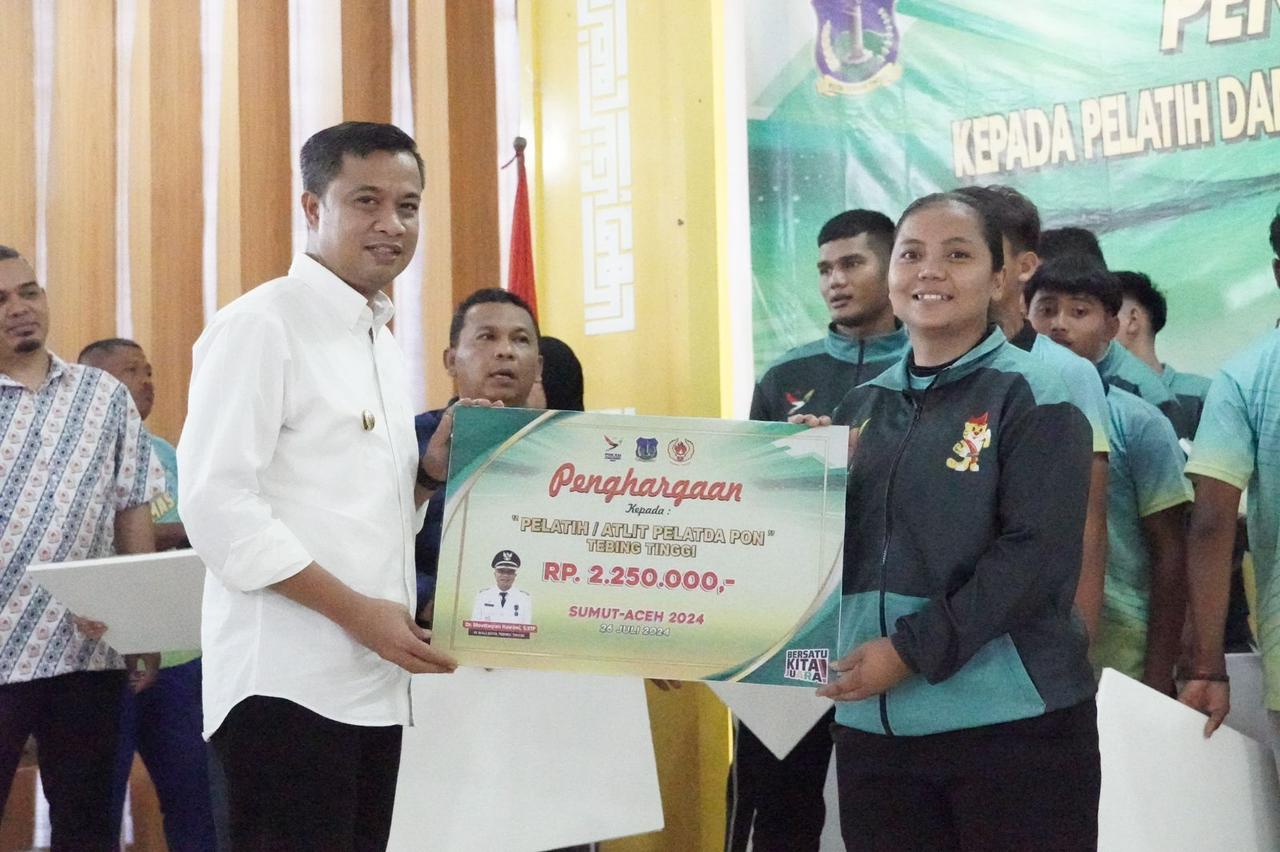 Pemko Tebingtinggi Berikan Penghargaan Uang Saku Pelatih Dan Atlet PON XXI Aceh-Sumut