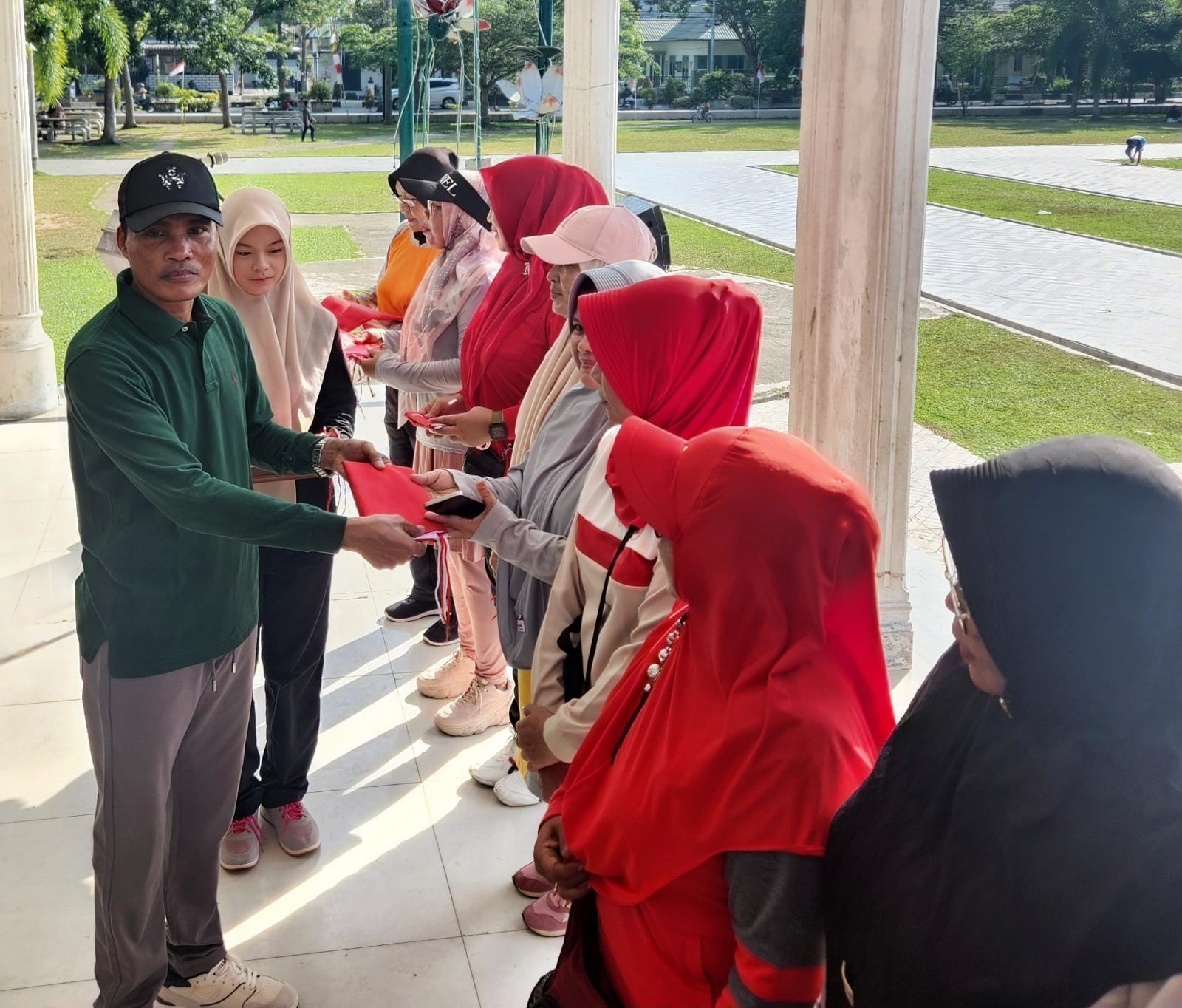 Pj Wali Kota Langsa Launching Gerakan Pembagian 10 Juta Bendera Merah Putih