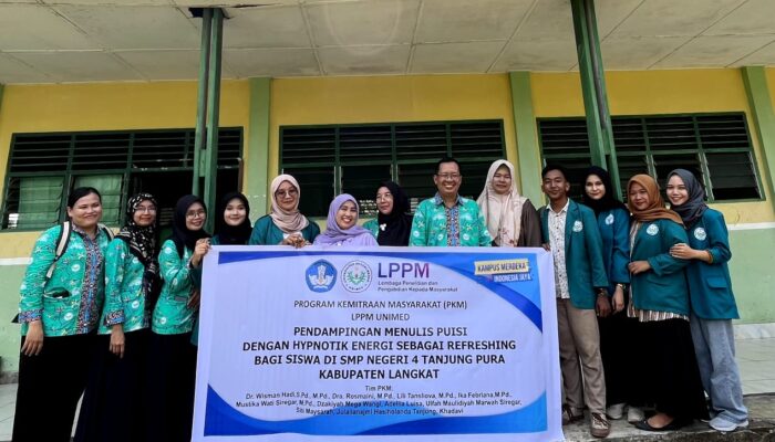 Tim PKM Unimed Tingkat Literasi Siswa SMPN 4 T. Pura Menulis Puisi