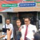 MANTAN Guru Sampoerna Academy Medan Stheven (kemeja hitam) didampingi kuasa hukumnya saat membuat laporan ke Disnaker Sumut, Rabu (31/7/2024). Waspada/ist