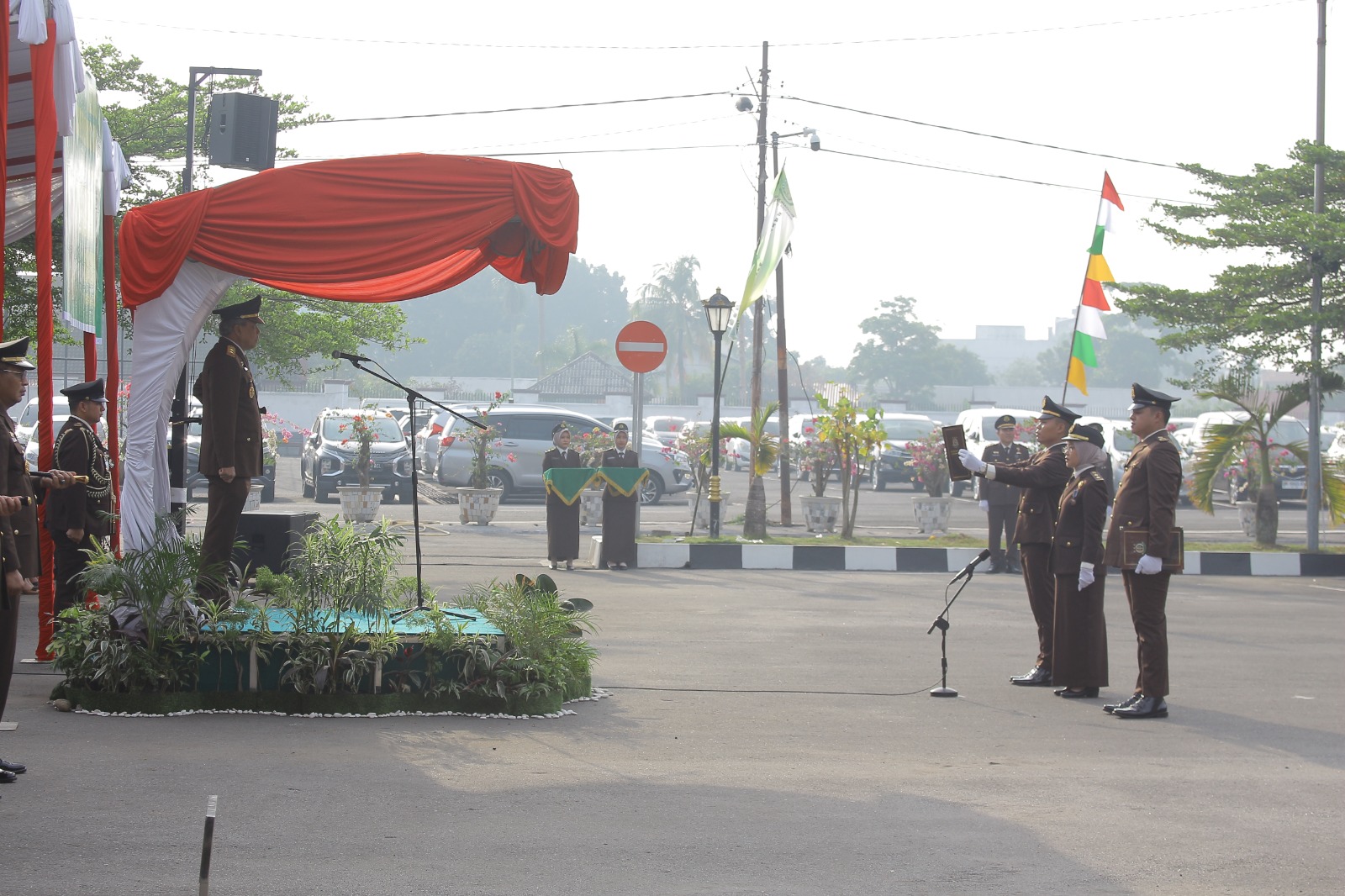 Upacara HBA ke-64, Kajati Sumut Serahkan Penghargaan Satya Lencana Dan Ajak Jajaran Lakukan Evaluasi Dan Introspeksi Diri