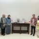 KONSUL Jenderal Jepang Dr. Takonai Susumu didampingi istri diabadikan bersama Pemimpin Umum Harian Waspada, Dr Hj Rayati Safrin, MBA, MM, Kepala Keuangan Harian Waspada, Arsyadona dan wartawati Yuni Naibaho, di kediaman Konsul Jenderal Jepang di Medan. Waspada/ist