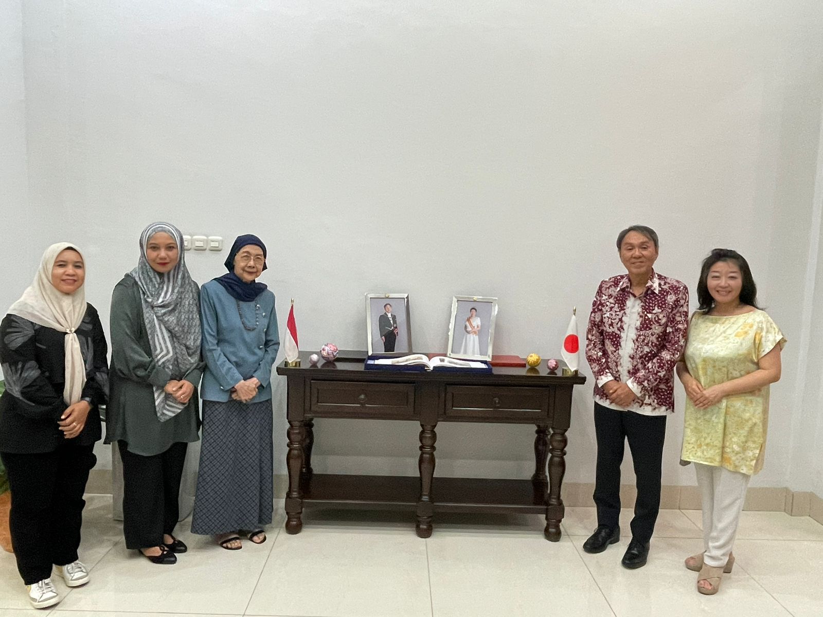 KONSUL Jenderal Jepang Dr. Takonai Susumu didampingi istri diabadikan bersama Pemimpin Umum Harian Waspada, Dr Hj Rayati Safrin, MBA, MM, Kepala Keuangan Harian Waspada, Arsyadona dan wartawati Yuni Naibaho, di kediaman Konsul Jenderal Jepang di Medan. Waspada/ist