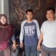 MOHAMAD Ilham bersama keluarga melaporkan peristiwa pembegalan terhadap diriny, ke Lembaga Bantuan Hukum (LBH) di Jalan Hindu No.12 Medan, Rabu (24/7). Waspada/Partono Budy