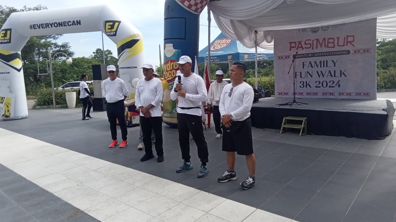 KEPALA Dinas TNI AD (Kadispenad) Brigadir Jenderal TNI H Kristomei Sianturi, S.Sos., M.Si.(Han) (dua kanan) menyampaikan kata sambutan, didampingi Ketua Panitia Frans Sianturi di acara Family Fun Walk 3K 2024 yang digelar Parsadaan Sianturi Simangonding (Pasimbar) di Al Akasha Park Citywalk Royal Sumatera di Jl. Jamin Ginting No.KM.8,5, Mangga, Kec. Medan Tuntungan, Kota Medan, Sabtu (6/7). Waspada/Partono Budy