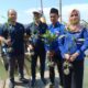 GM PT Musim Mas T Kanna didampingi Menejer Humas PT Musim Mas Yuandi, Ketua DPC HNSI Kota Medan Rahman Gafiqi SH dan Ketua DPD HNSI Sumut Azlinda Marpaung saat memberikan keterangannya kepada sejumlah wartawan usai penanaman 7000 batang Pohon Mangrove di bibir pantai Kelurahan Bagandeli Kecamatan Medan Belawan, Kamis (18/7). Waspasa/Andi Aria Tirtayasa
